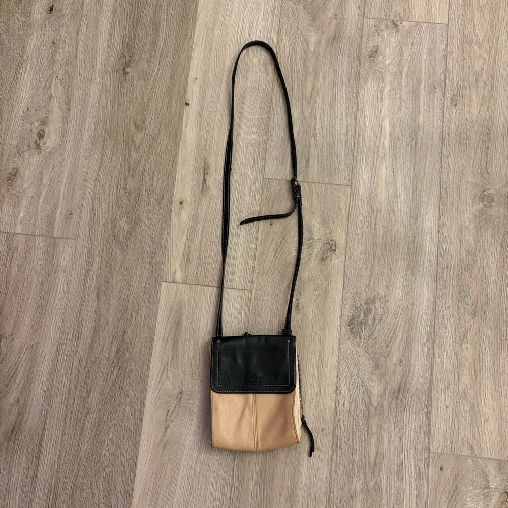 AMERICAN LEATHER CO.
Kansas Colorblock Crossbody Leather Bag - Picture 2 of 8